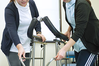 宝塚市の老人ホーム「エクセレント宝塚ガーデンヒルズ」の機能訓練で身体機能改善