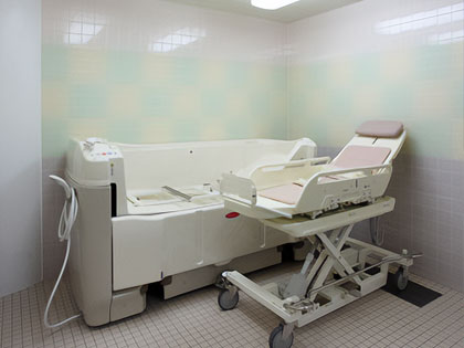 徳島市のデイサービス「エクセレント雅」の特浴室（機械浴室）