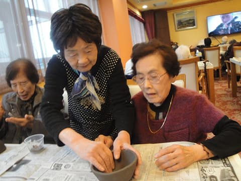 徳島市のデイサービス　エクセレント鹿鳴館の楽しい時間【陶芸教室】